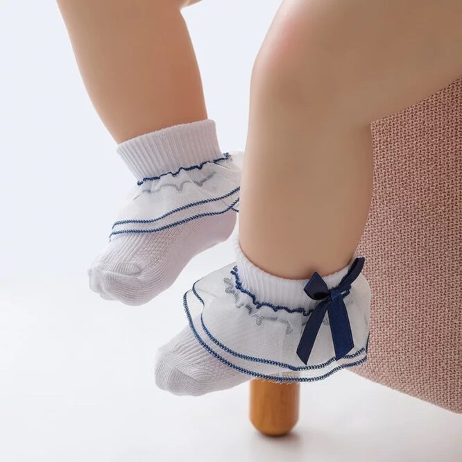 جوارب بناتي أنيقة تتميز بحواف مزخرفة بتصميم راقي
