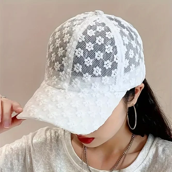 ⁦قبعة نسائية أنيقة مزينة نقش زهور بتصميم جذاب⁩ - الصورة ⁦3⁩