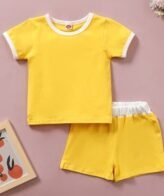 طقم ولادي صيفي مكون من قطعتين تي شيرت و شورت بتصميم جذاب