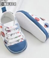 حذاء مواليد بأربطة تثبيت أمامية بتصميم جذاب برسوم كرتونية