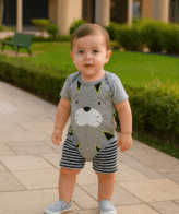 طقم ولادي صيفي مكون من قطعتين بودي سوت و شورت نمط قط مخطط بتصميم  جذاب