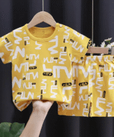 طقم ولادي أنيق مكون من تي شيرت وشورت