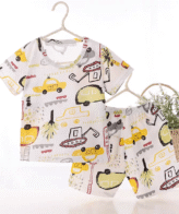 طقم ولادي مكون من تي شيرت وشورت بنمط سيارات