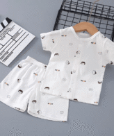 طقم بيجاما مكون من قميص وشورت بنمط رسوم كرتون