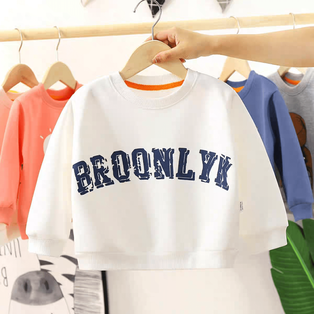 بلوفر راقي بأكمام طويلة بنمط الحروف