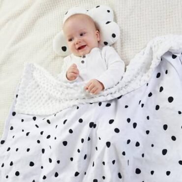 طقم بطانية ناعمة مع وسادة بنمط منقط